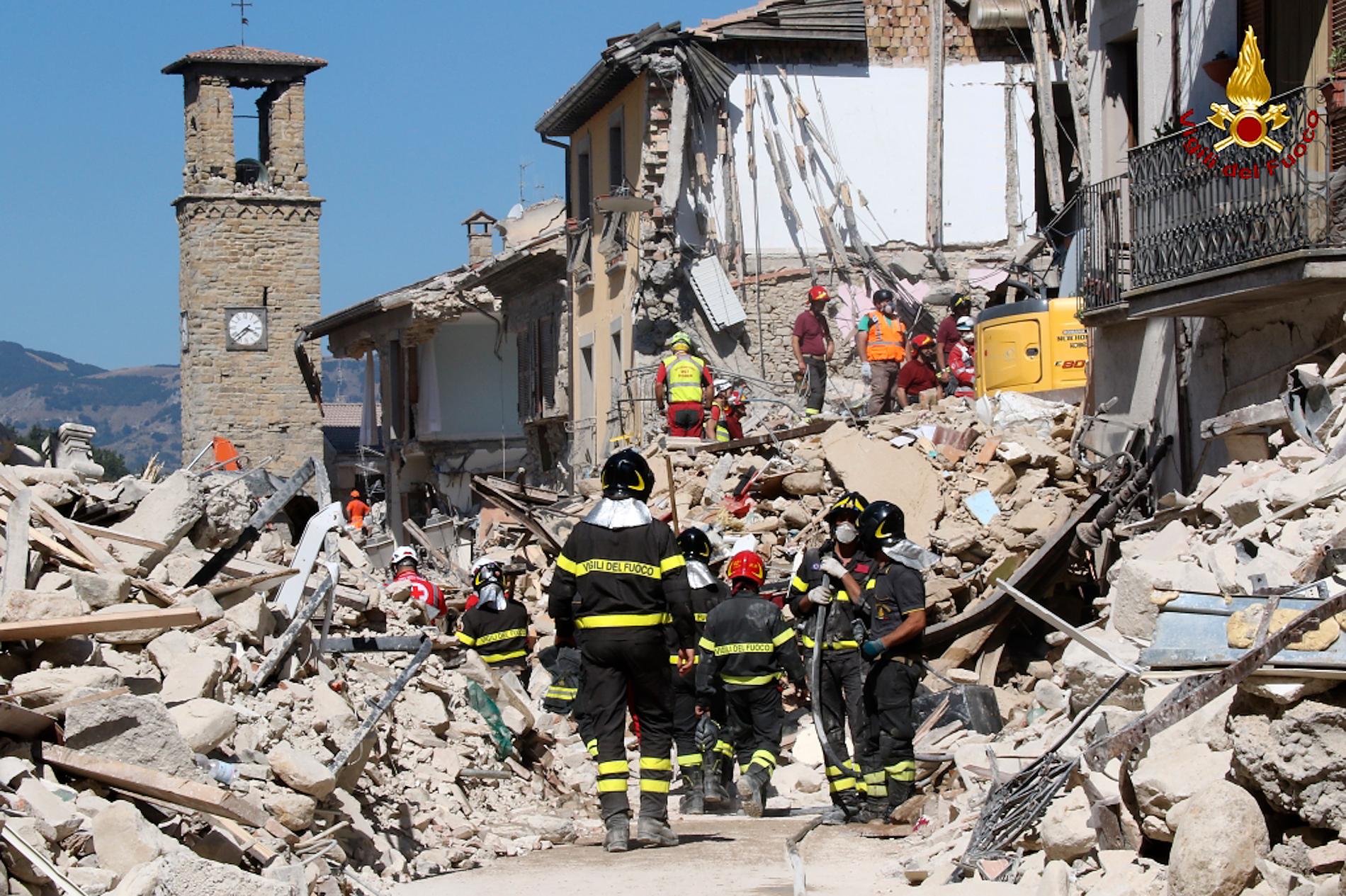 Räddningsarbetare letar under torsdagen efter överlevare i staden Amatrice i centrala Italien efter jordbävningen.