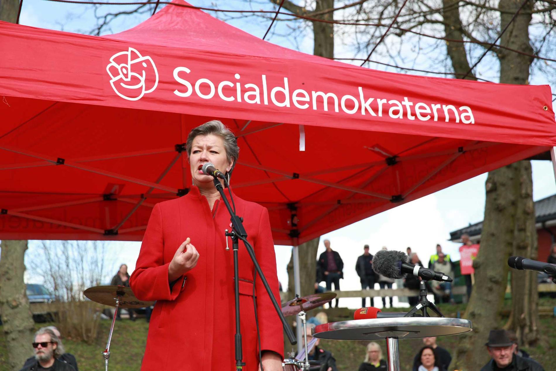 Arbetsmarknadsminister Ylva Johansson (S) höll tal under manifestationen: ”Som en blixt från en klar himmel vill man lägga ner en välfungerande, lönsam verksamhet”, sa hon bland annat.