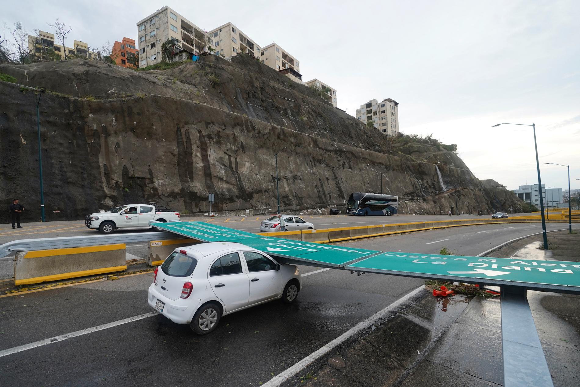 En vägskylt föll över en bil i Acapulco under onsdagen. 