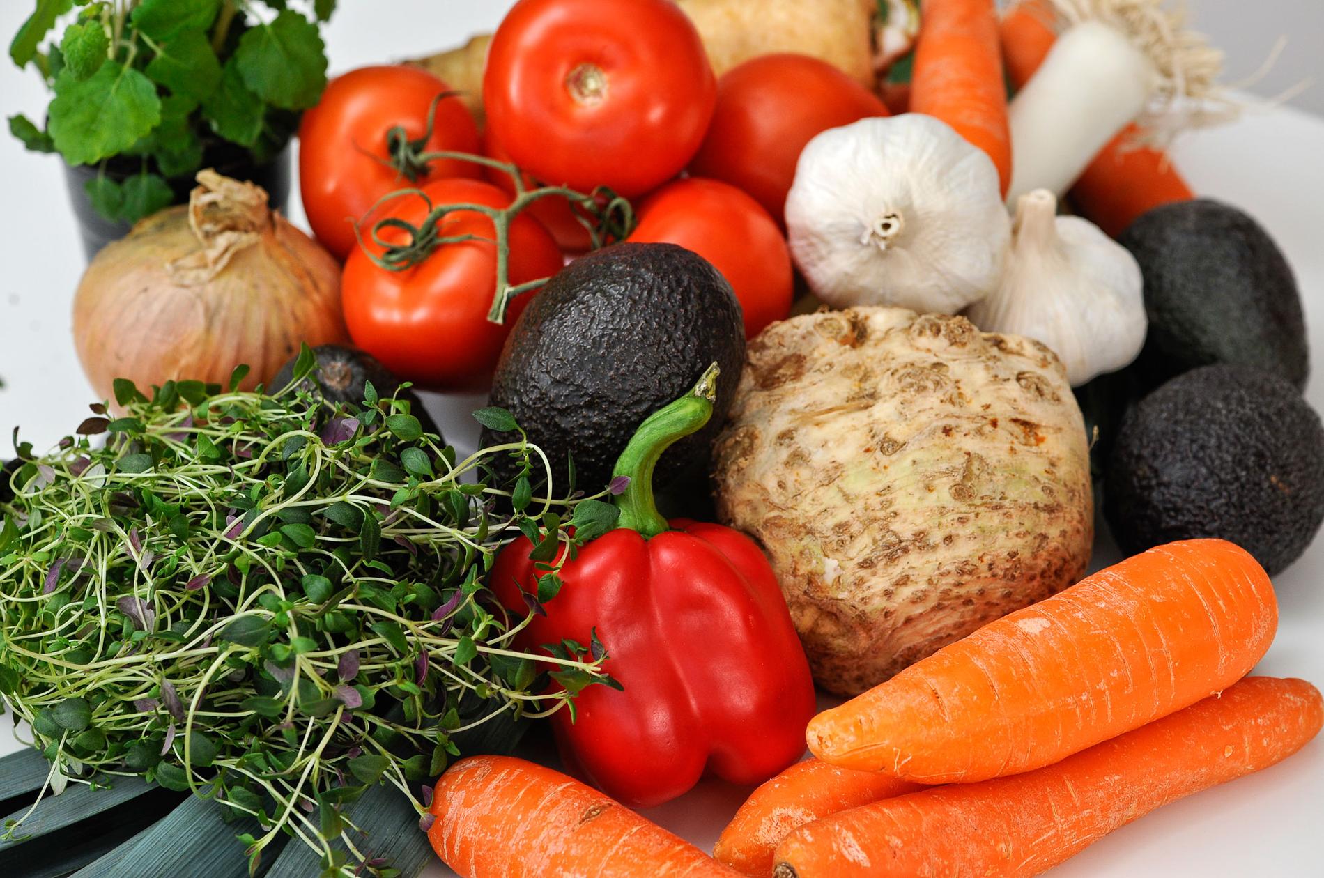 ÄT MER AV: Grönsaker som rotfrukter och tomater.