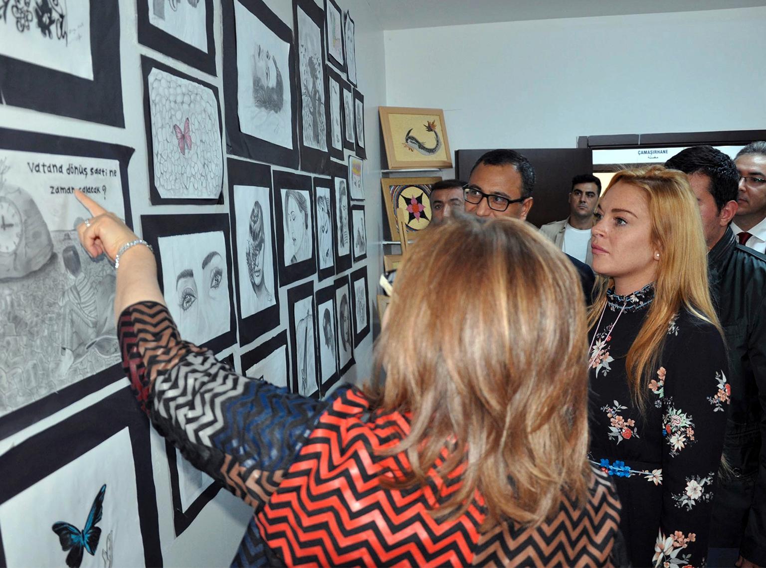 Lindsay Lohan blir visad konstverk gjorda av de syriska flyktingarna i Turkiet.