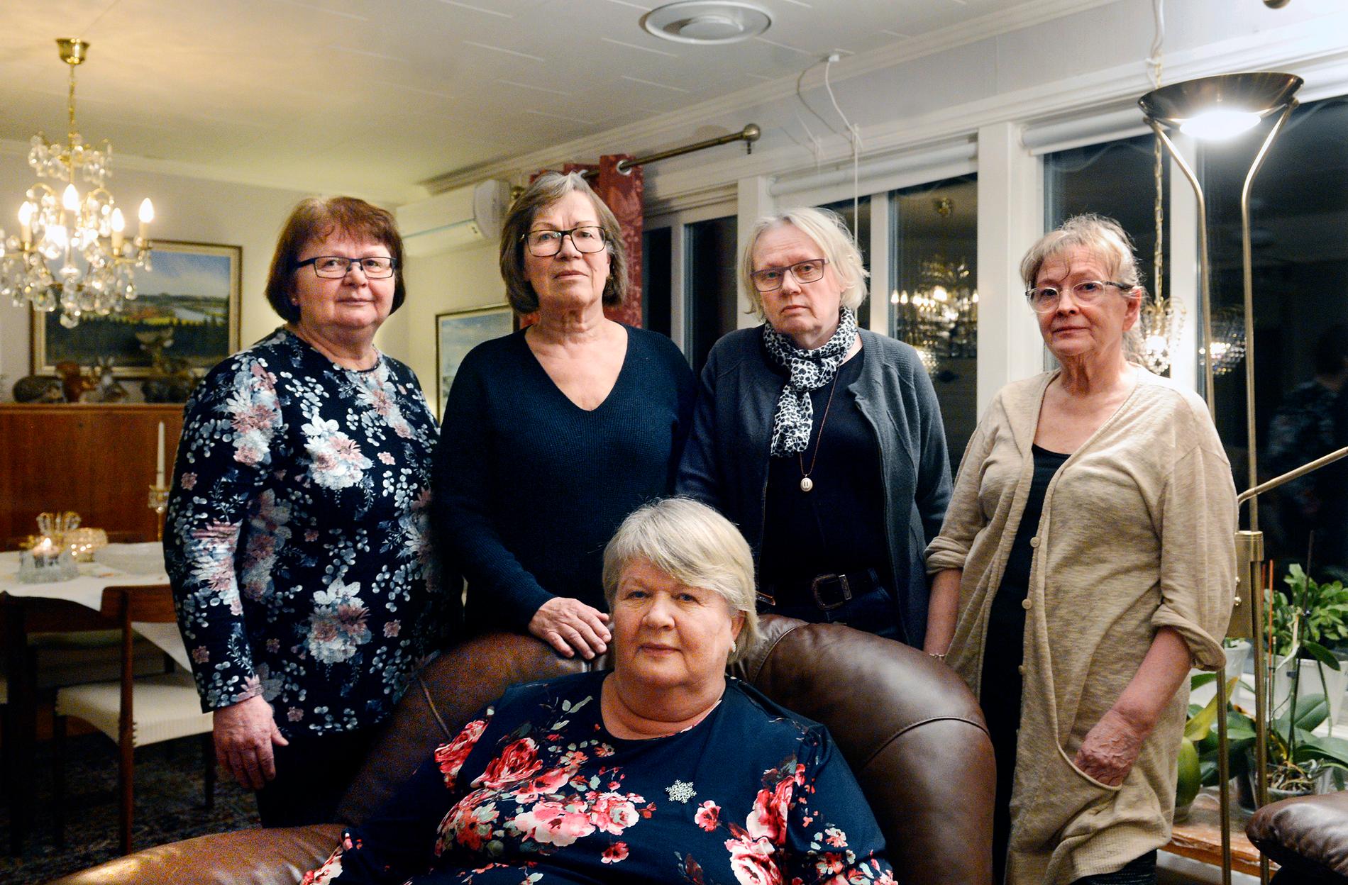 Fem arga pensionerade sjuksköterskor i Överkalix. Från vänster Sally Öhlin, Helena Persson, Anne-Maj Wennberg, Marja Nilsson och – sittande – Seija Eliasson.