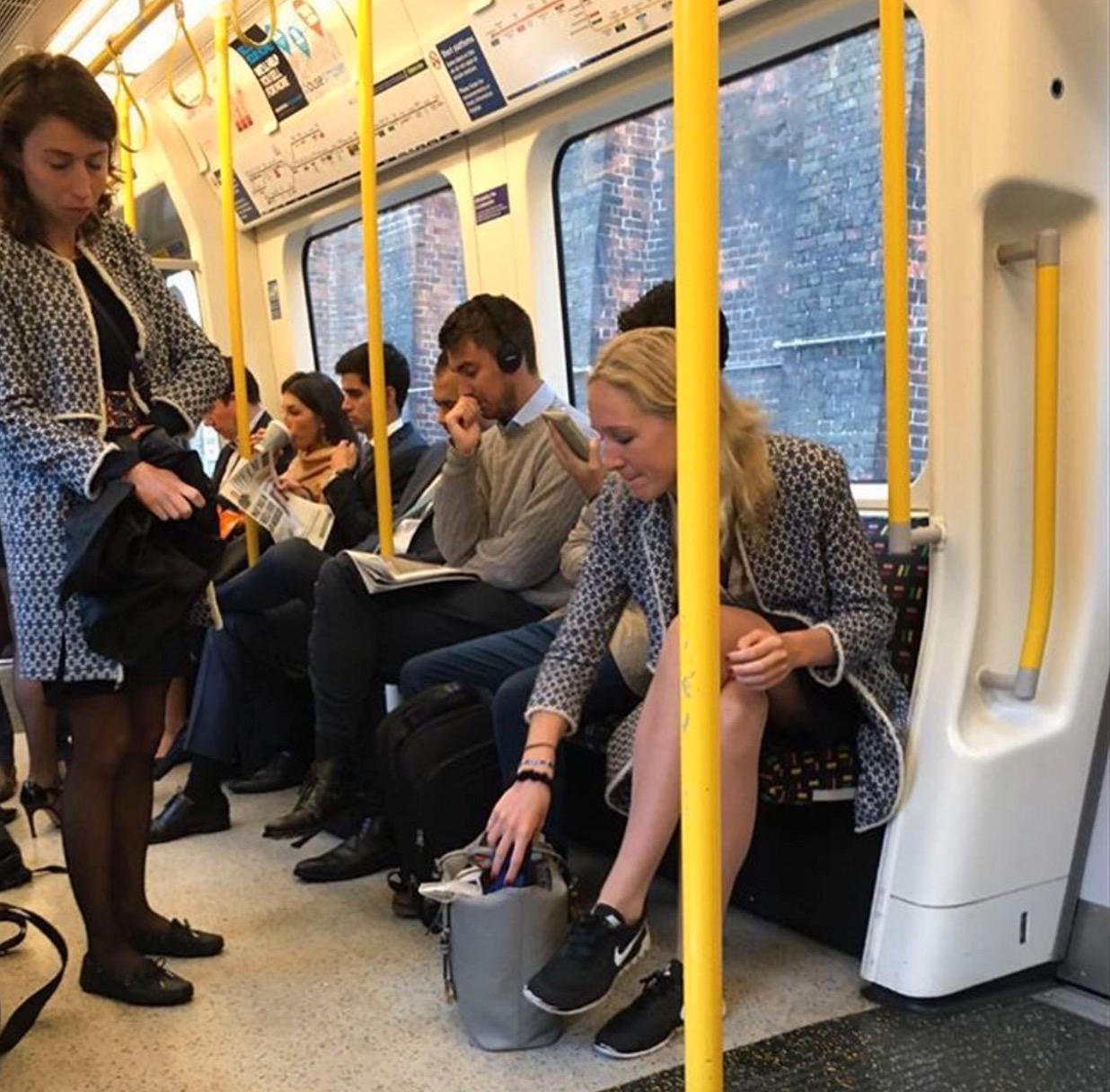 Kappan är så populär att resenärer i Londons tunnelbana ibland "ser dubbelt".