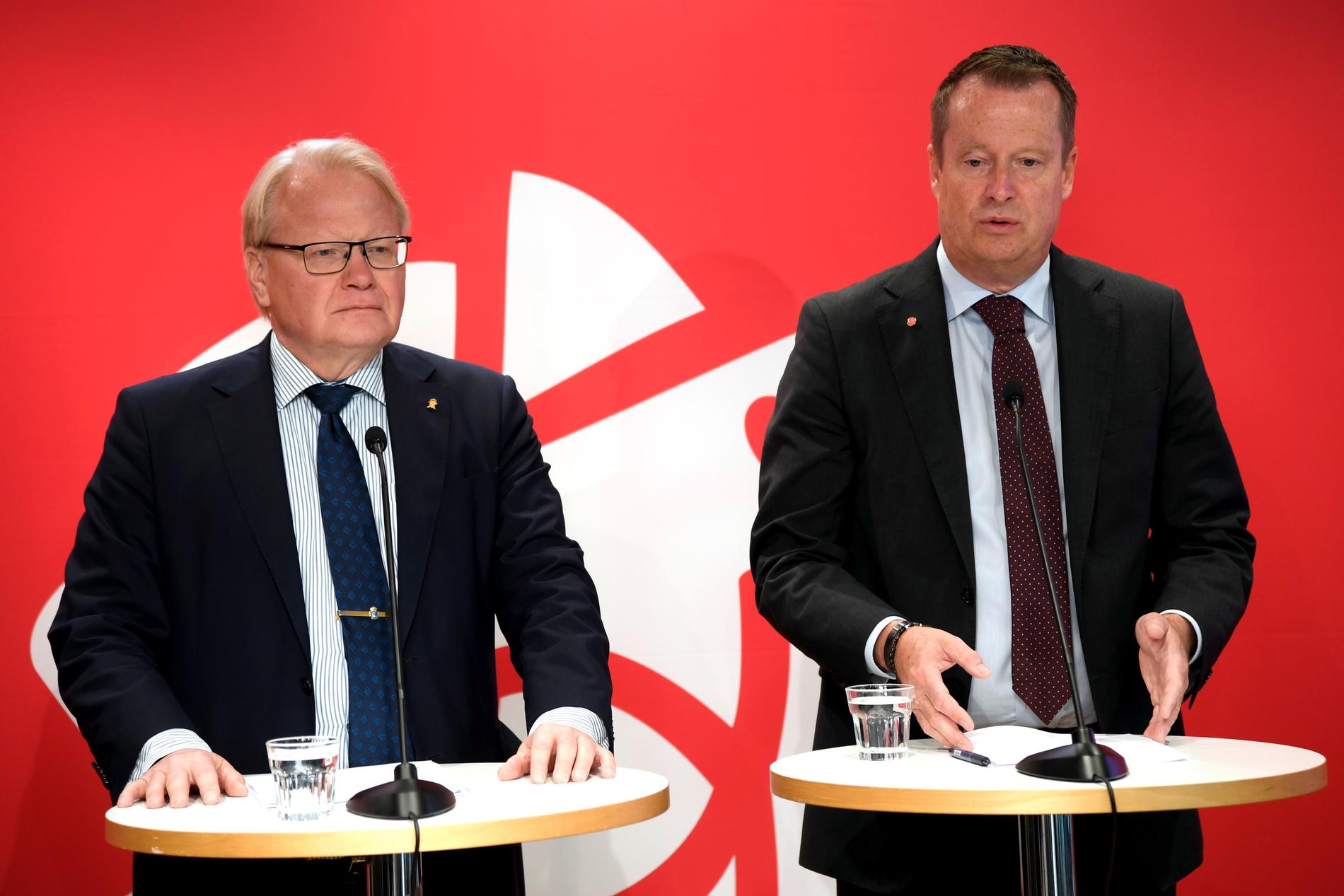 Peter Hultqvist och Anders Ygeman under en pressträff på fredagsmorgonen.