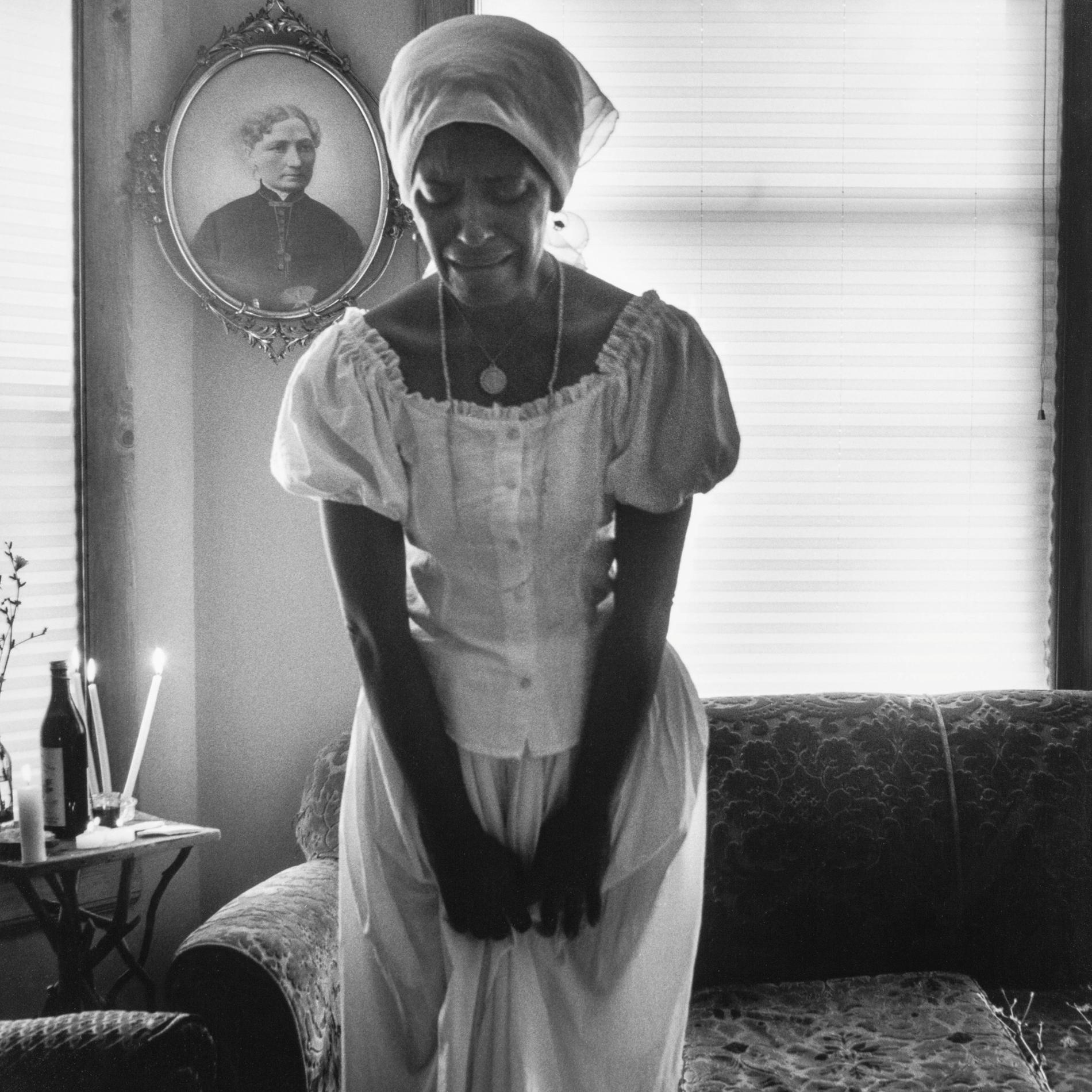 "Woman in white" från serien "Sea islands" där Carrie Mae Weems undersöker slaveriets smärtsamma historia. Pressbild.