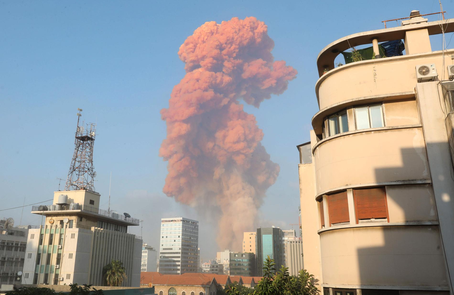 En rosafärgad rökpelare stiger mot himlen i Libanons huvudstad Beirut.
