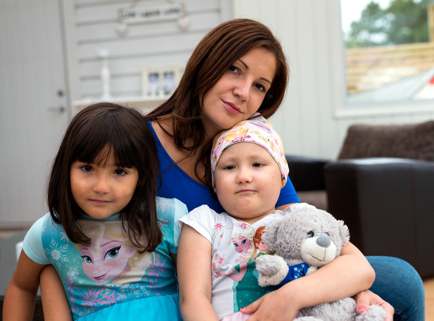 Båda tvillingarna fick cancer Lina Rahal, 32, är ensamstående trebarnsmamma. Båda hennes tvillingflickor fick cancer. Malene (t.v.) drabbades av leukemi 2012. Mary insjuknade i april 2015.
