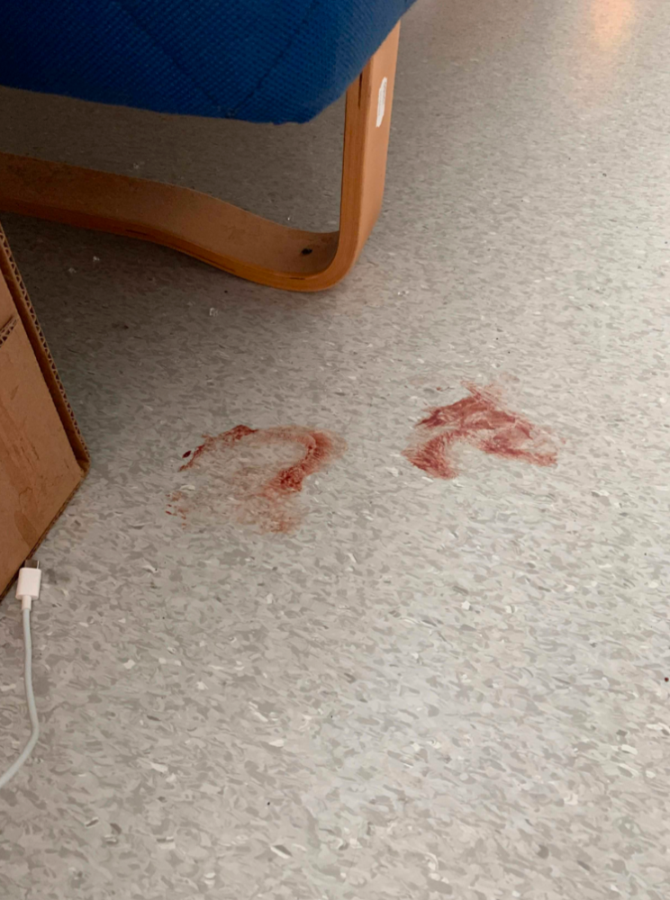 Polisen hittade blod bredvid sängen i den äldre mannens bostad. 