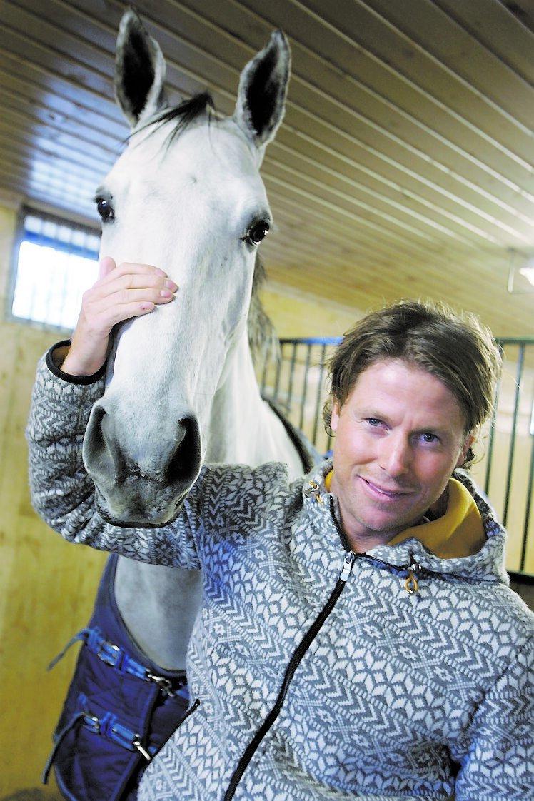 Peter Gustafsson är van att ta hand om skadade hästar och kunde plåstra om sin kavaljer.