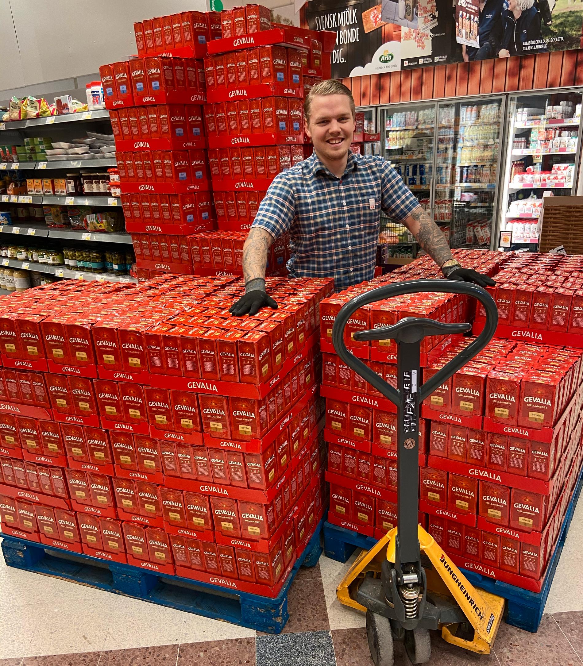 Försäljningschefen Marcus Douhan körde in de första pallarna kaffe i butiken Ica Supermarket Alen i Söderhamn.