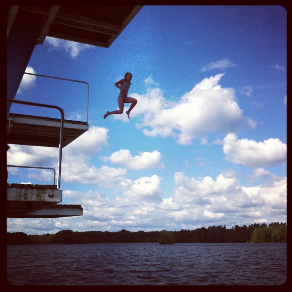 Min dotter Sara 10 år hoppar från 5:an i Gösjöbadet, Småland