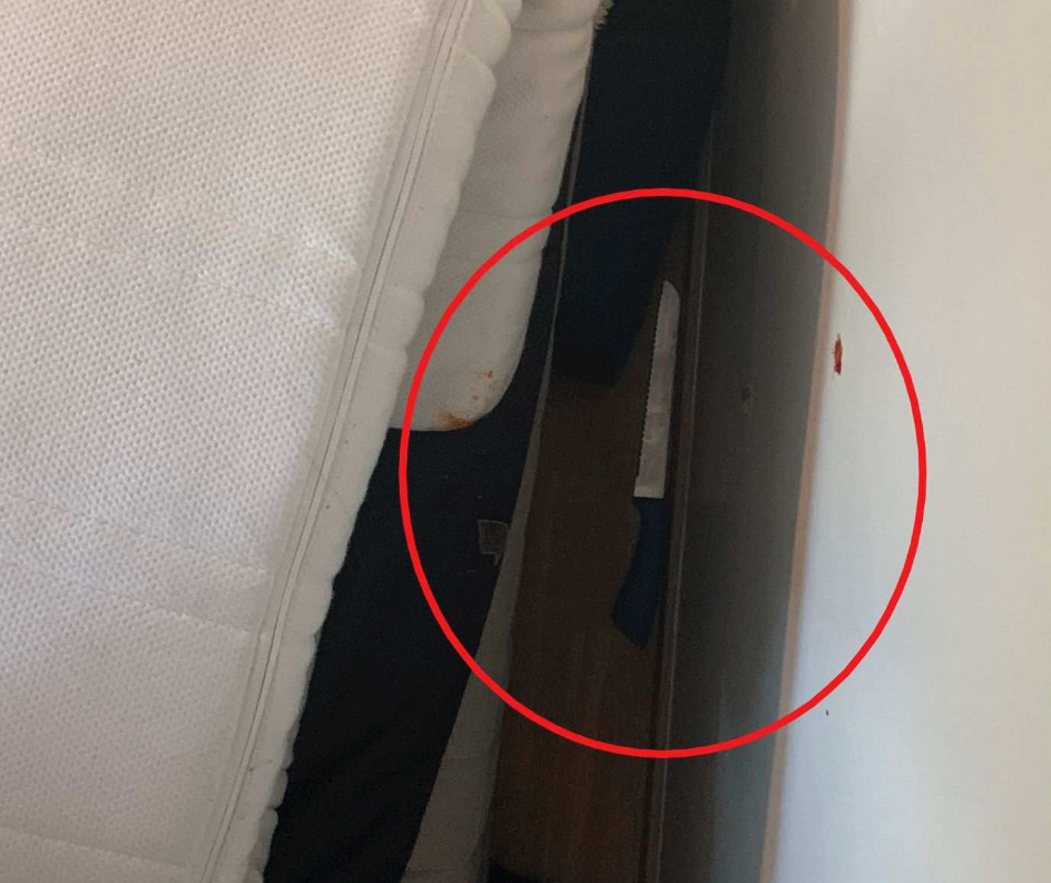 I lägenheten hittas senare flera knivar som mannen placerade ut och hotade Mia med.
