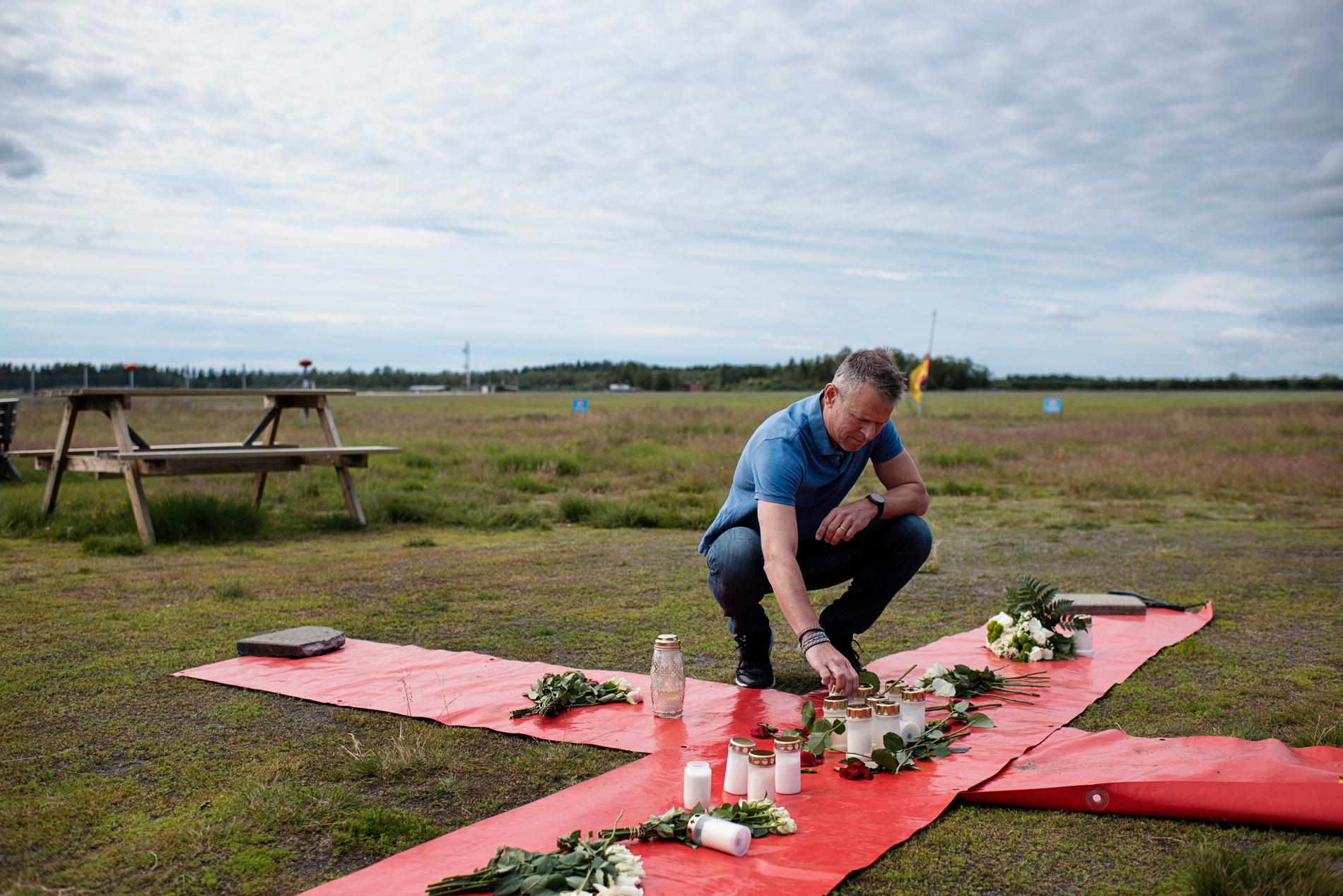 Johan Hellström, chefsinstruktör, på Umeå fallskärmsklubb vid ett kors på marken intill klubben i Umeå, två dagar efter den flygolycka där nio personer omkom.