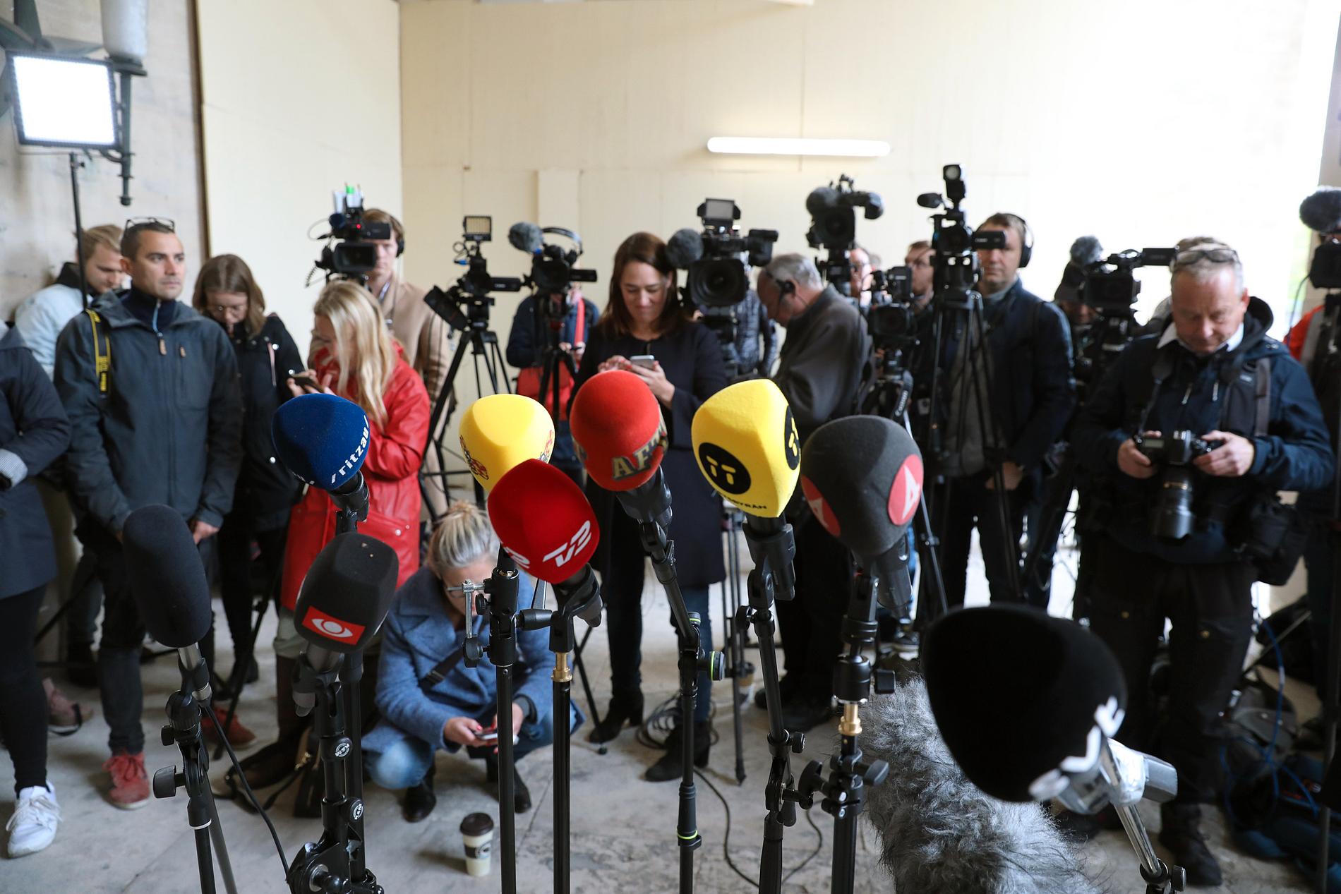 Media samlas inför presskonferensen i Köpenhamn. 