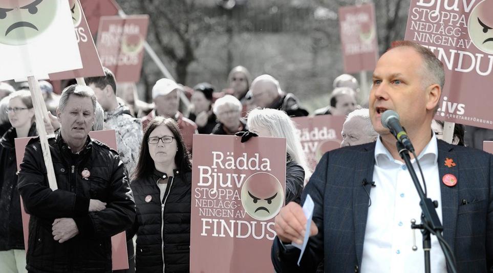 Tusentals personer samlades i Bjuv för att protestera mot nedläggningen av Findus fabriken. En manifestation för jobben, miljön och bönderna. Jonas Sjöstedt var där - och saknade Centerledaren Annie Lööf.