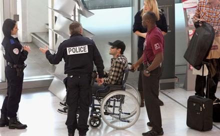 Jesse Metcalfe fick föras till Nice flygplats i rullstol.