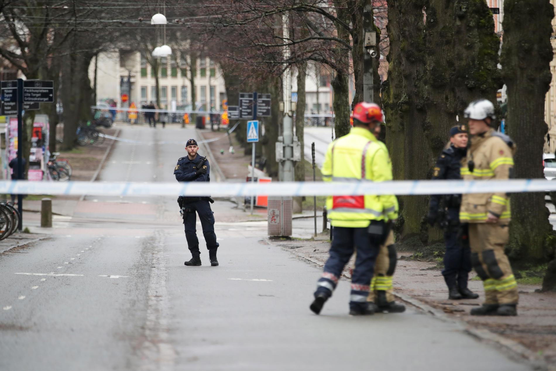 En misstänkt låda har orsakat stort pådrag i centrala Göteborg.