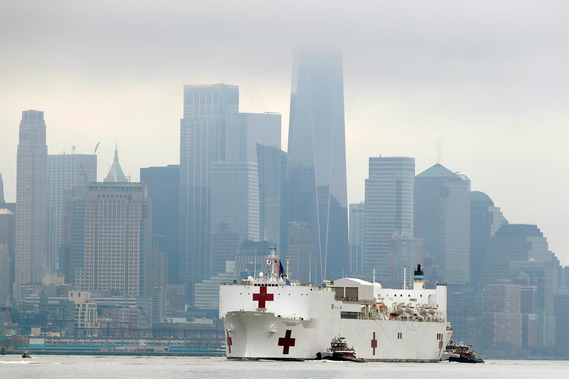 Det militära vårdfartyget USNS Comfort på väg mot hamn på Manhattan i New York.