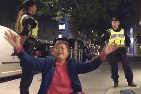 Polisen avvisar kinesiska turister.