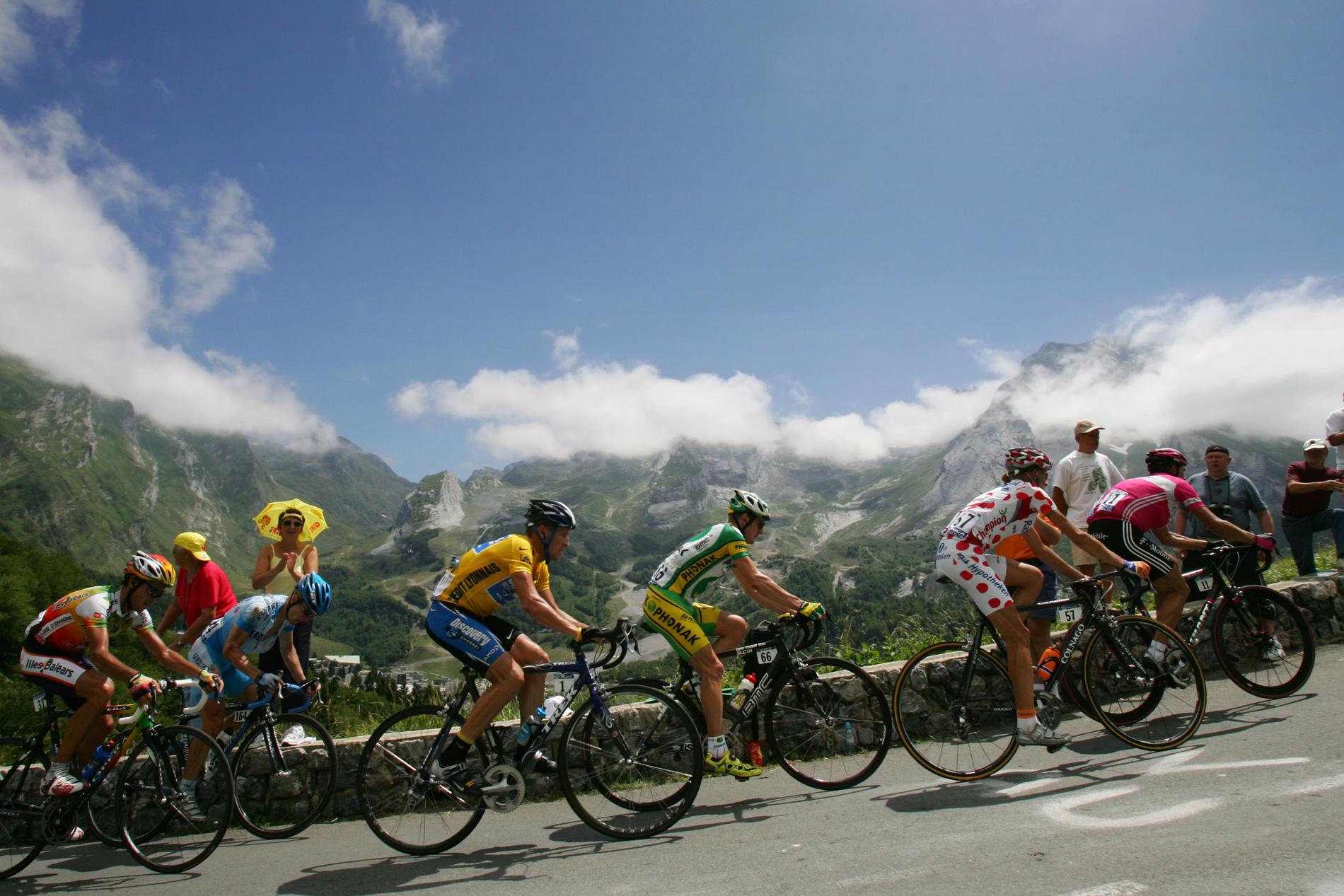 16:e etappen mellan Mourenx och Pau 2003. Lance Armstrong i den gula ledartröjan.