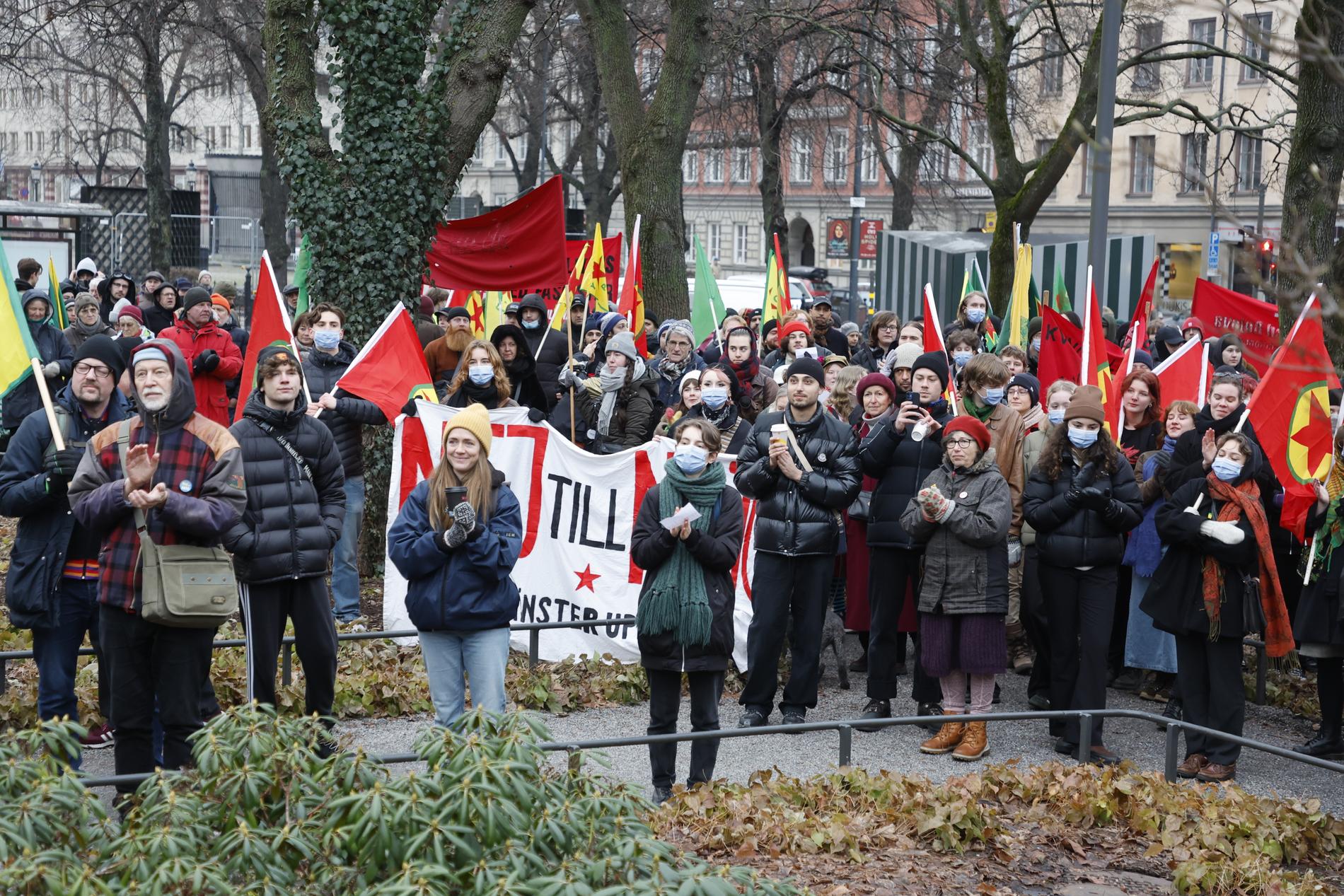 Demonstranter på Norra Bantorget som protesterar mot Turkiets president Recep Tayyip Erdogan och den svenska Natoanslutningen.