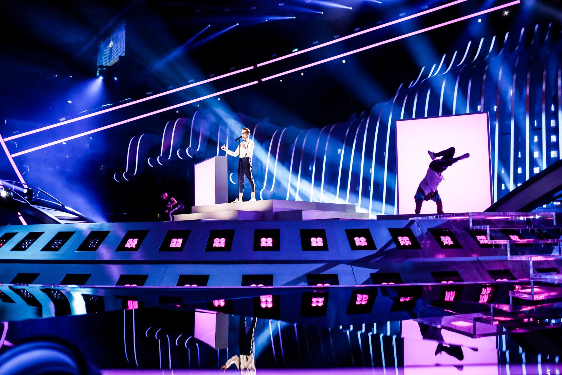 Nytt mickstavi. Tjeckiens Mikolas Josef måste ändra numret efter allvarliga skadan på Eurovision-scenen
