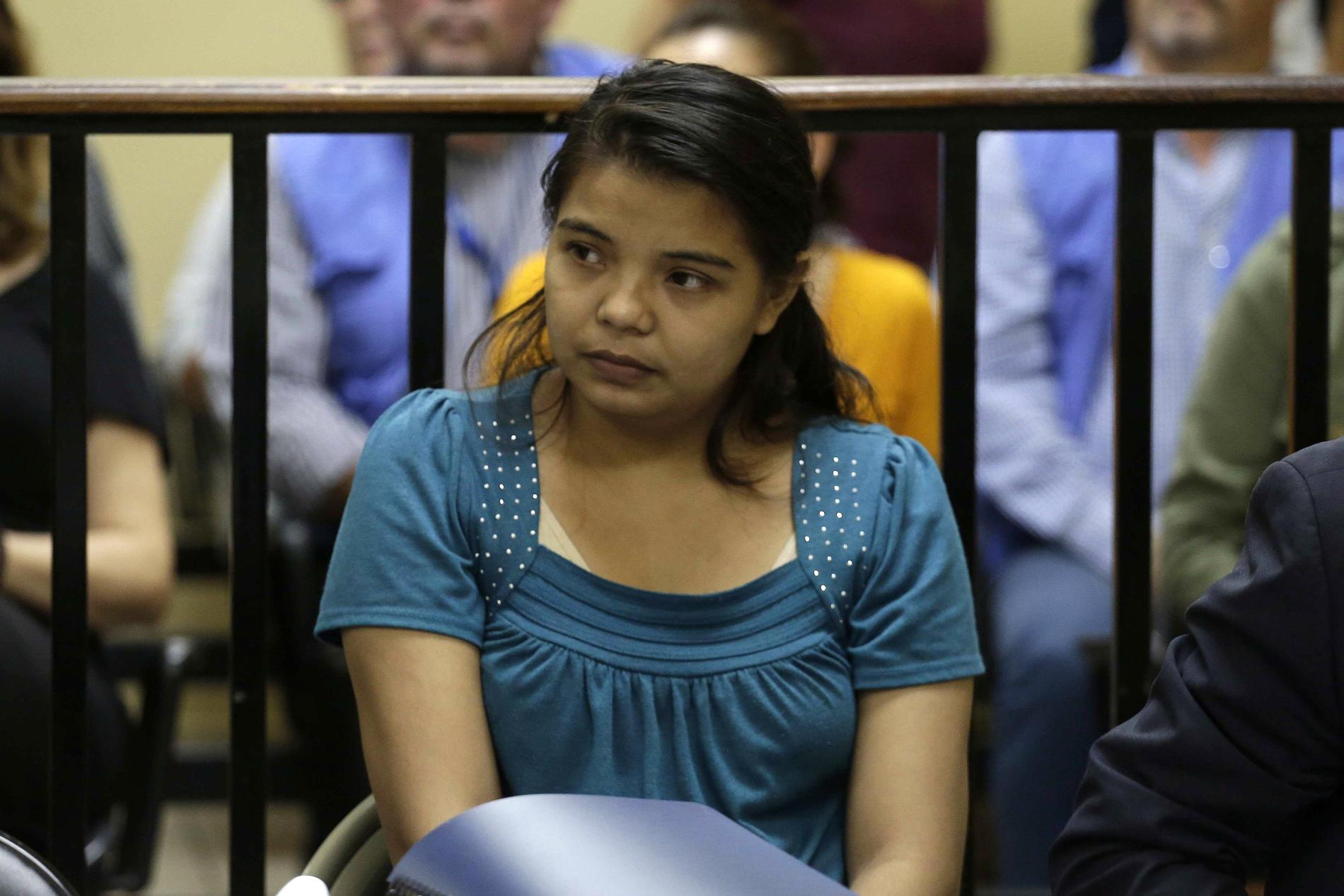 20-åriga Imelda Cortez under ett domstolssammanträde den 12 november i Usulután i östra El Salvador. Tanken var att den försenade rättegången mot henne skulle inledas. Men den fick återigen skjutas upp då åklagarsidans representant inte dök upp.