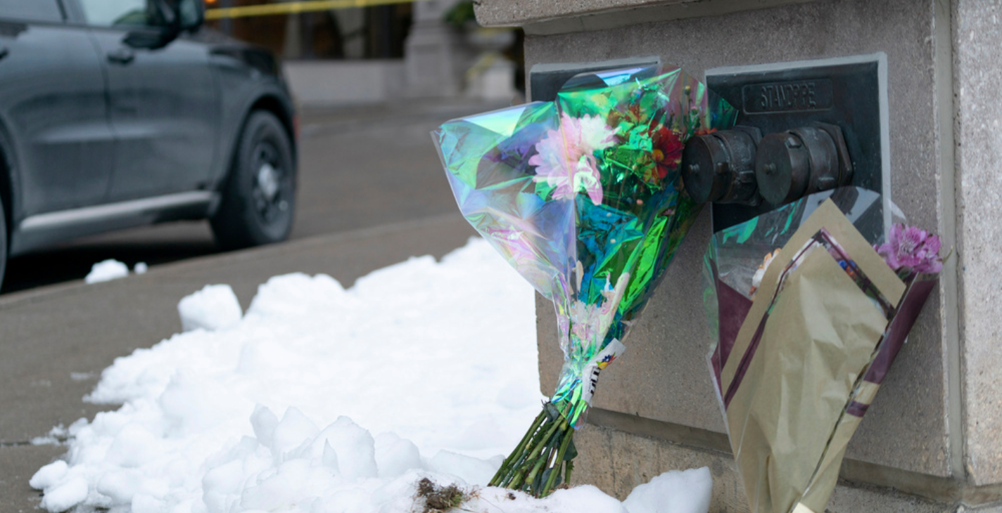 Blommor för att hedra de döda i Toronto.