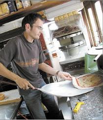Majdas son Aljas Bojt Dada är pizzabagare i ett av Ljubljanas minsta kök.