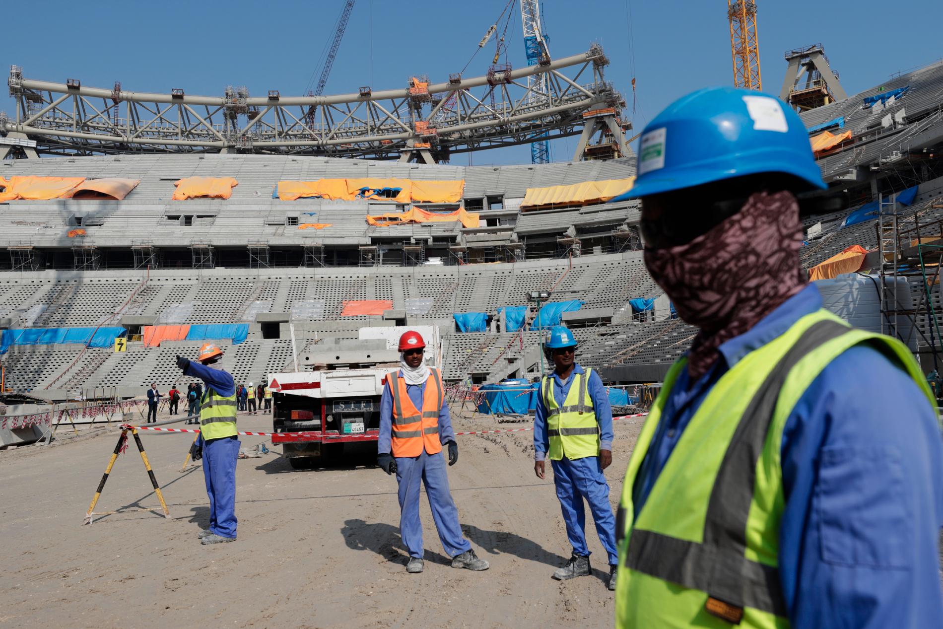 Byggnadsarbetare vid Lusail-stadion i december 2019. 