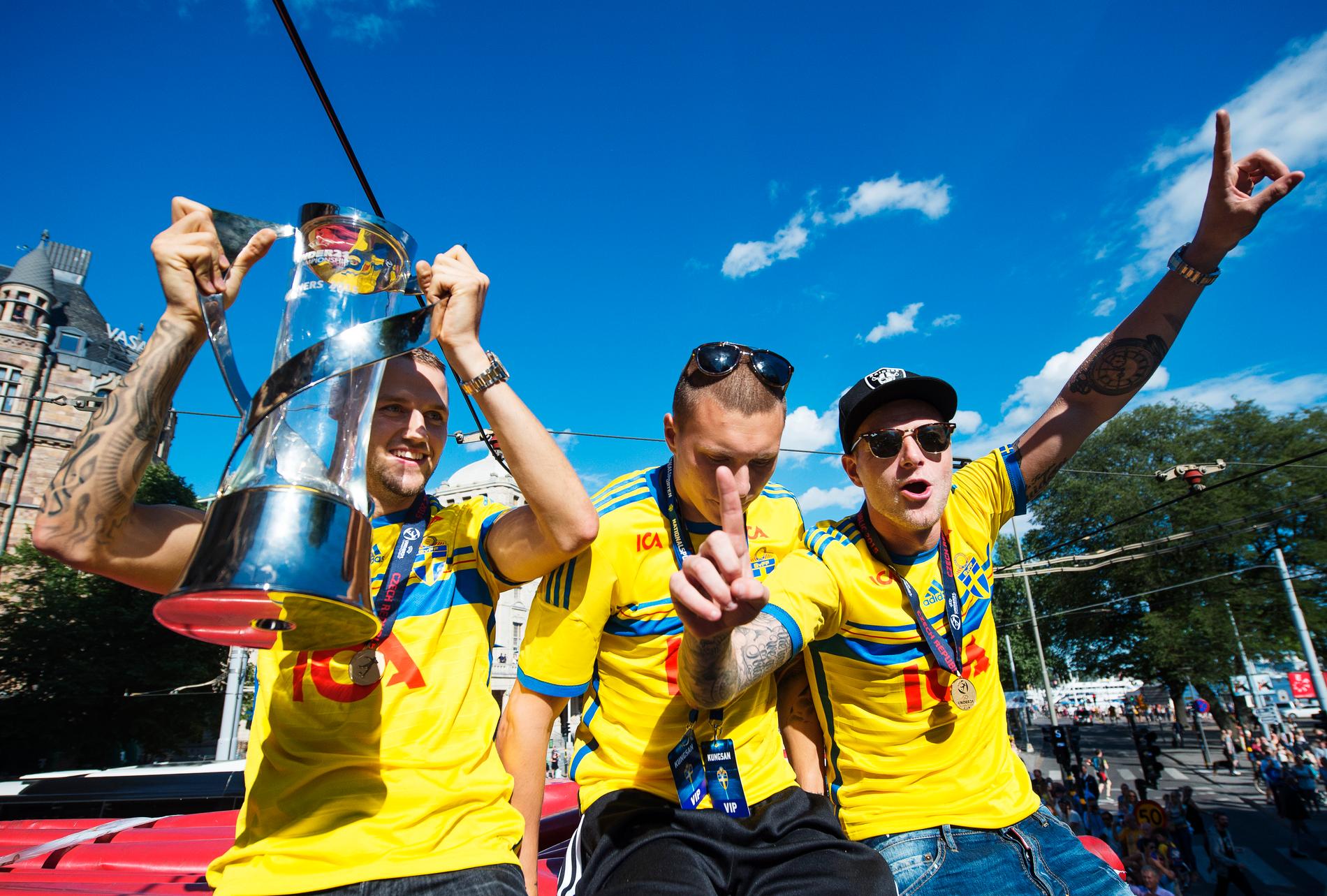 Alexander Milosevic, Victor Nilsson Lindelöf och John Guidetti firar U21-guldet