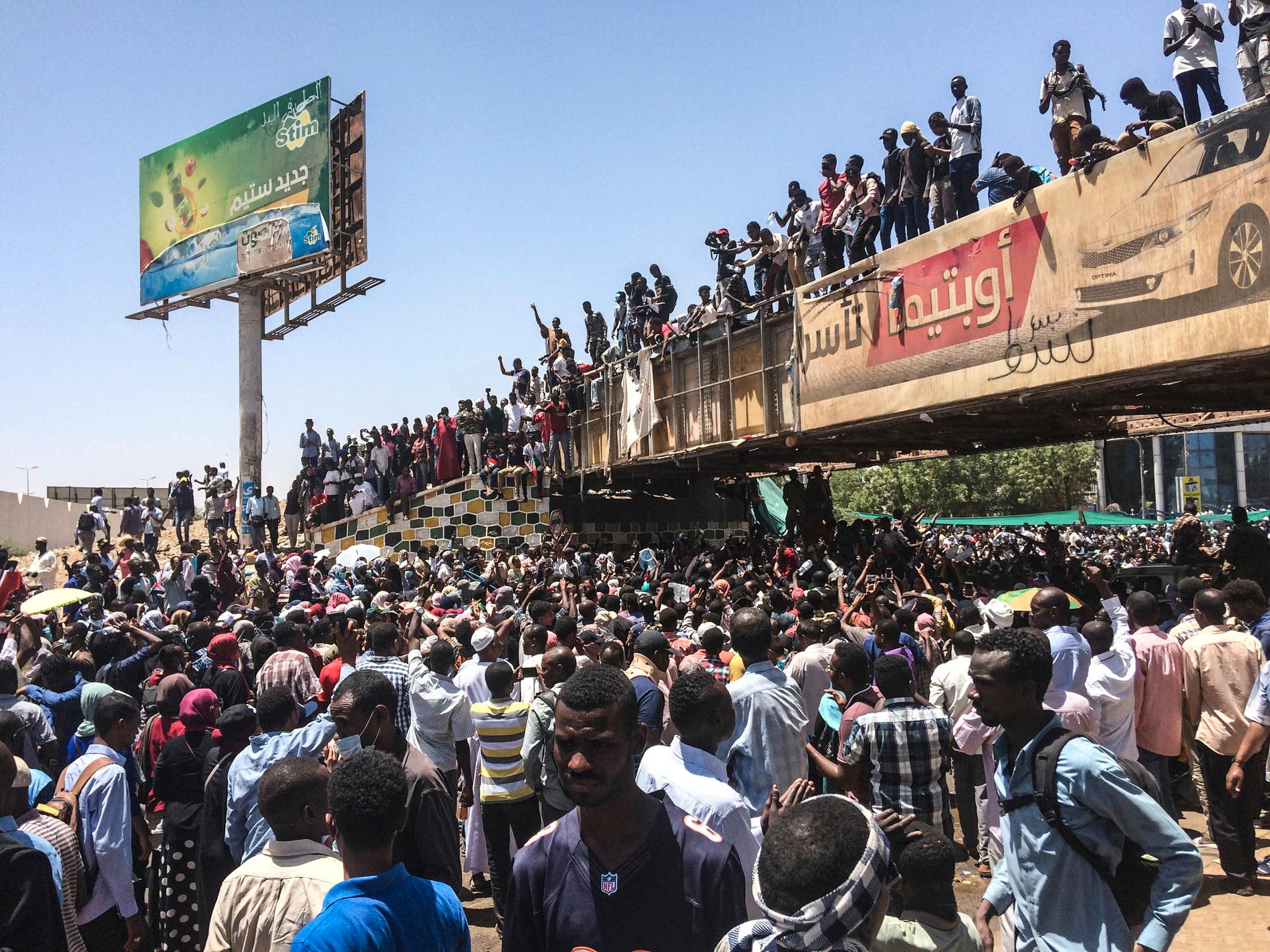 Demonstranter utanför militärhögkvarteret i den sudanesiska huvudstaden Khartum i måndags.