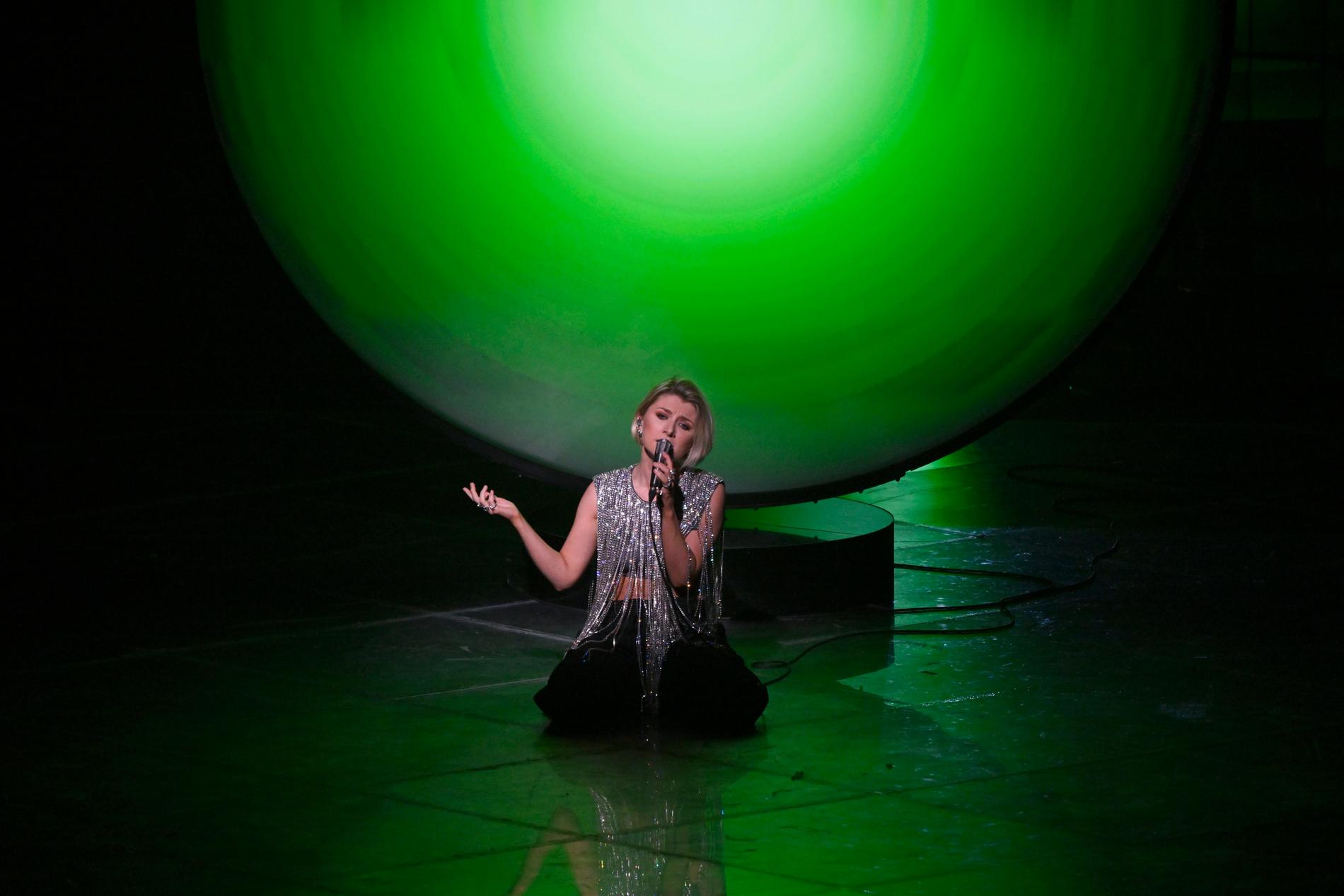 Sveriges Cornelia Jakobs med låten "Hold Me Closer" uppträder på plats nummer 20 i finalen.