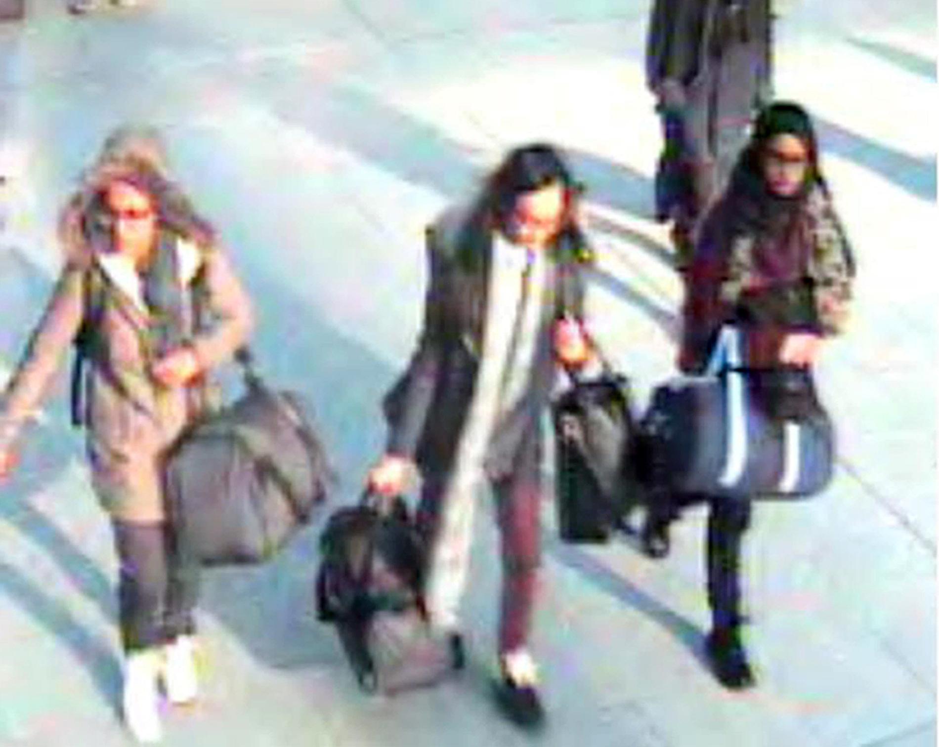 De tre tonåringarna fastnade på bild på Gatwicks flygplats i februari 2015 på väg för att ansluta sig till IS i Syrien. Arkivbild.