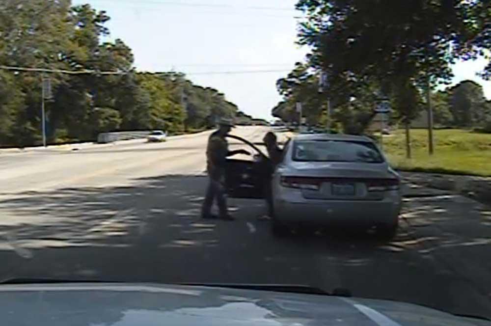 Bilden visar när Sandra Bland stoppas för en trafikförseelse.