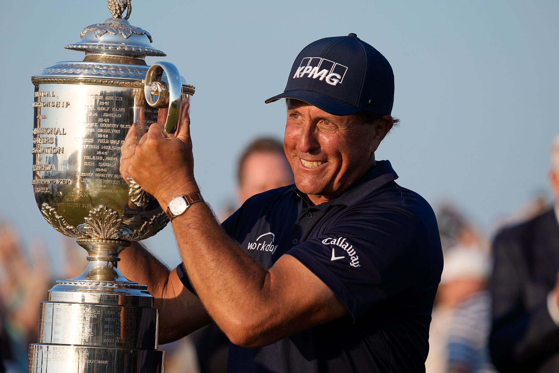 Phil Mickelson med segerpokalen i PGA-mästerskapen i fjol. I år saknas amerikanen i tävlingens startfält.