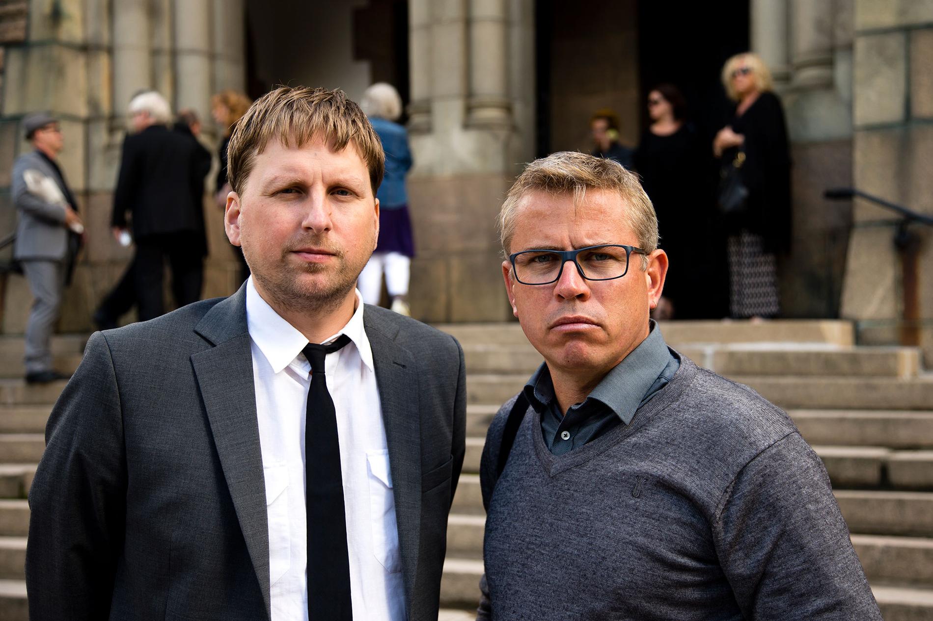 Nöjesbladets Joni Nykänen och fotograf Anders Deros på Freddie Wadlings begravning.