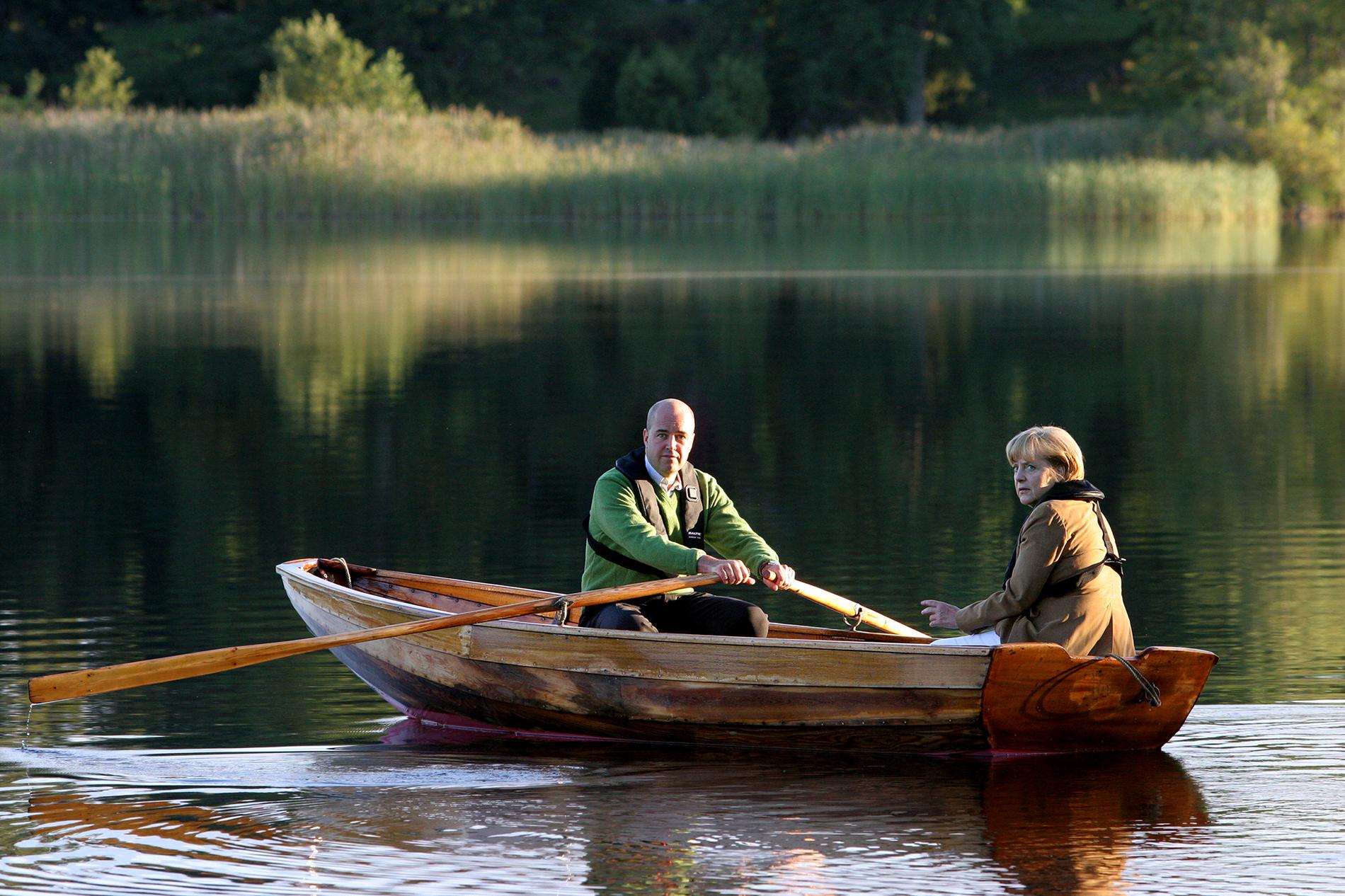 Fredrik Reinfeldt och Angela Merkel ror i ekan på harpsund.