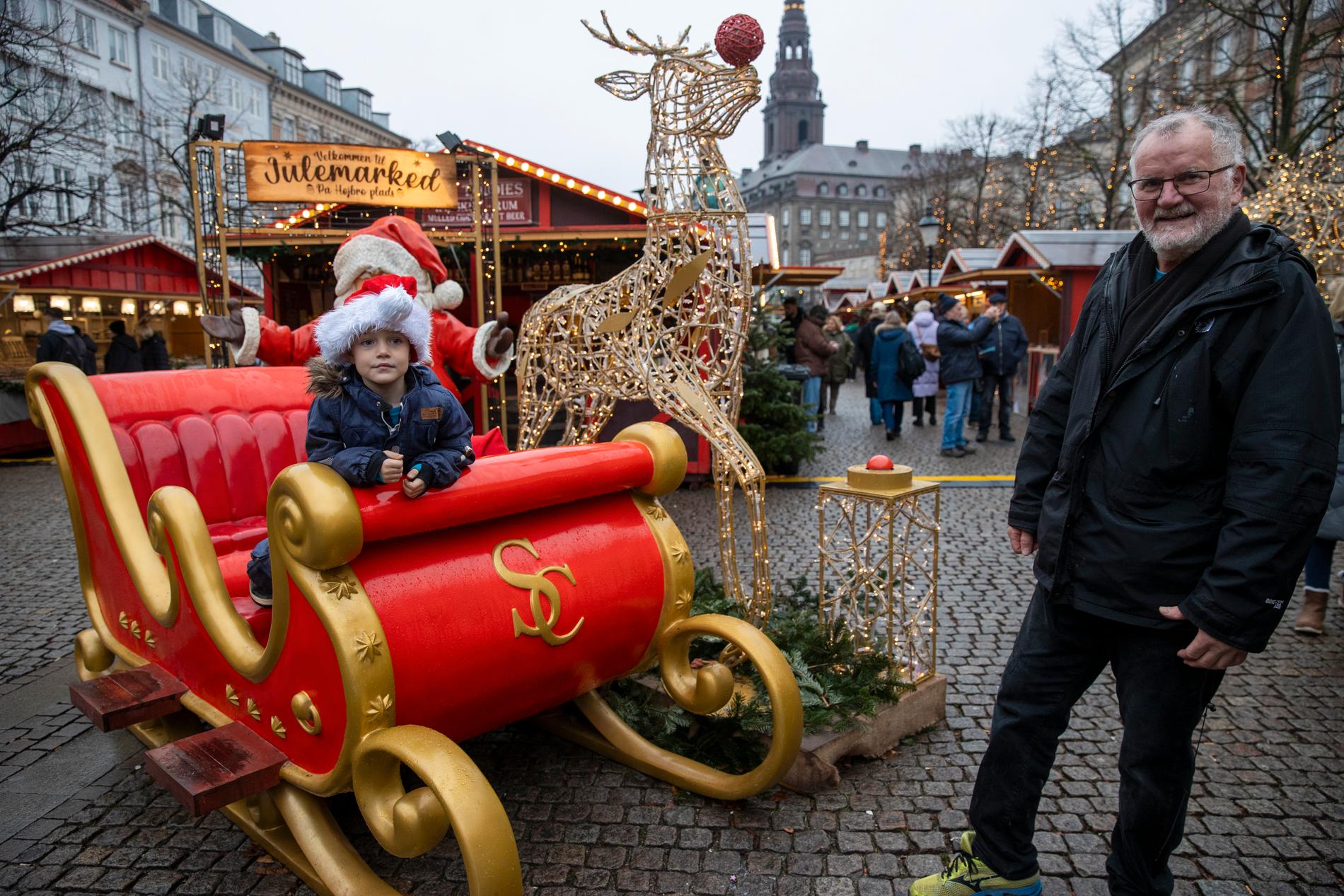 Morten Melin har tagit sig till julmarknaden med sina barnbarn. 