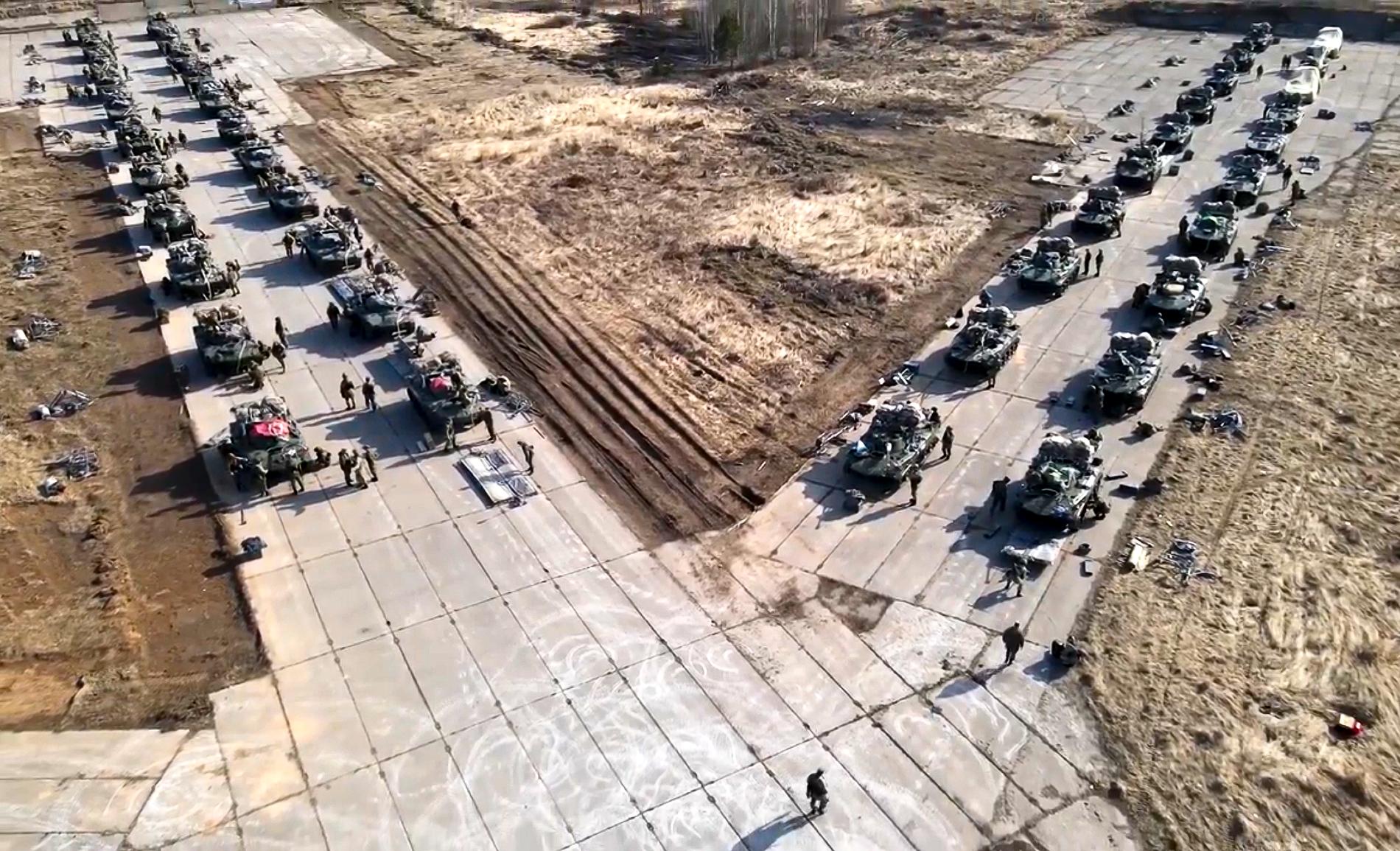 Ryska militära fordon under en övning på den av Ryssland ockuperade Krimhalvön. Arkivbild.