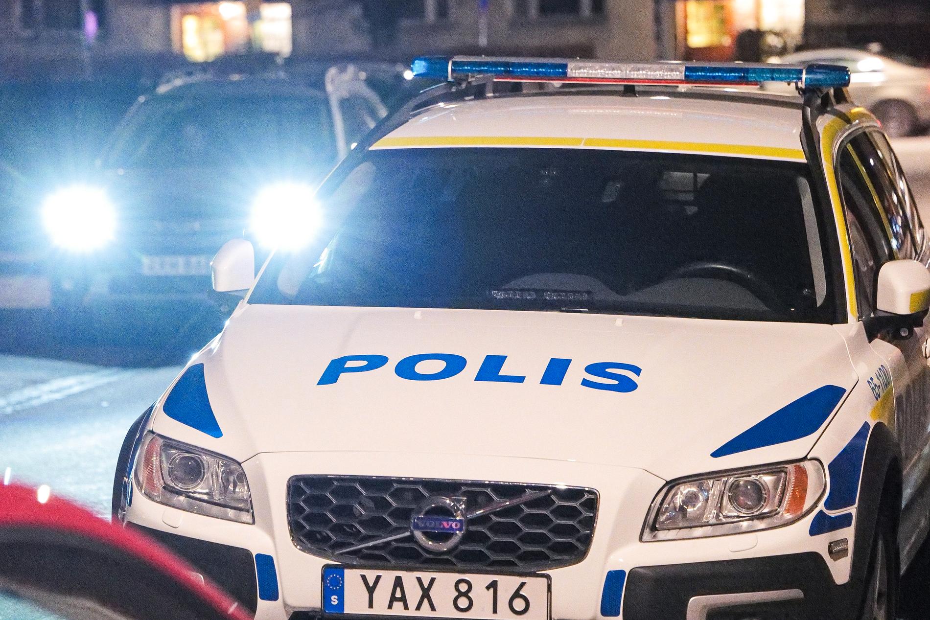 Polis på plats utanför bostaden i Malmö efter att kvinnan hittats död på julafton. 