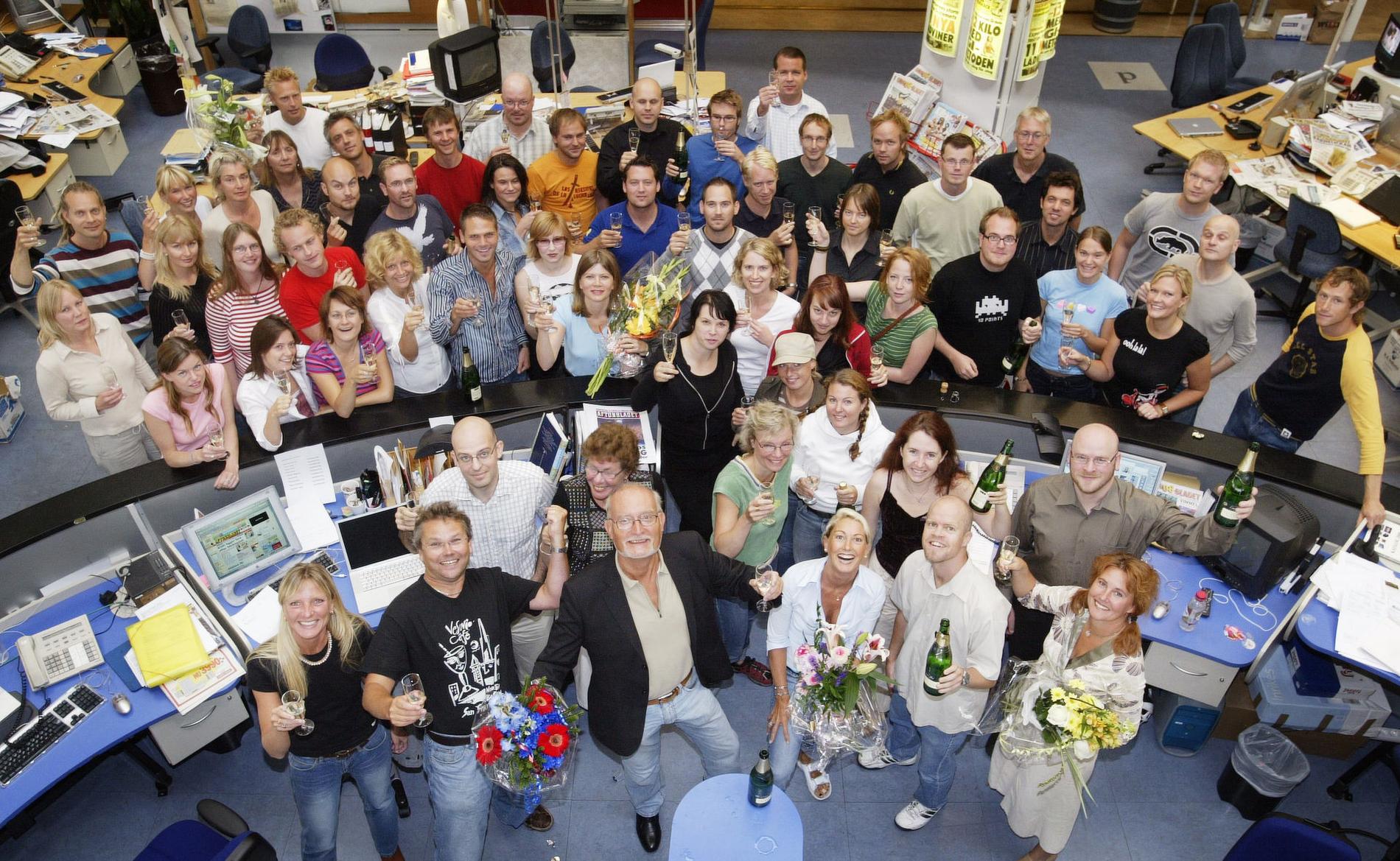 2004 I augusti firar aftonbladet.se tio år och hela redaktionen firar med blommor och bubbel tillsammans med webbens chefredaktör Kalle Jungkvist.