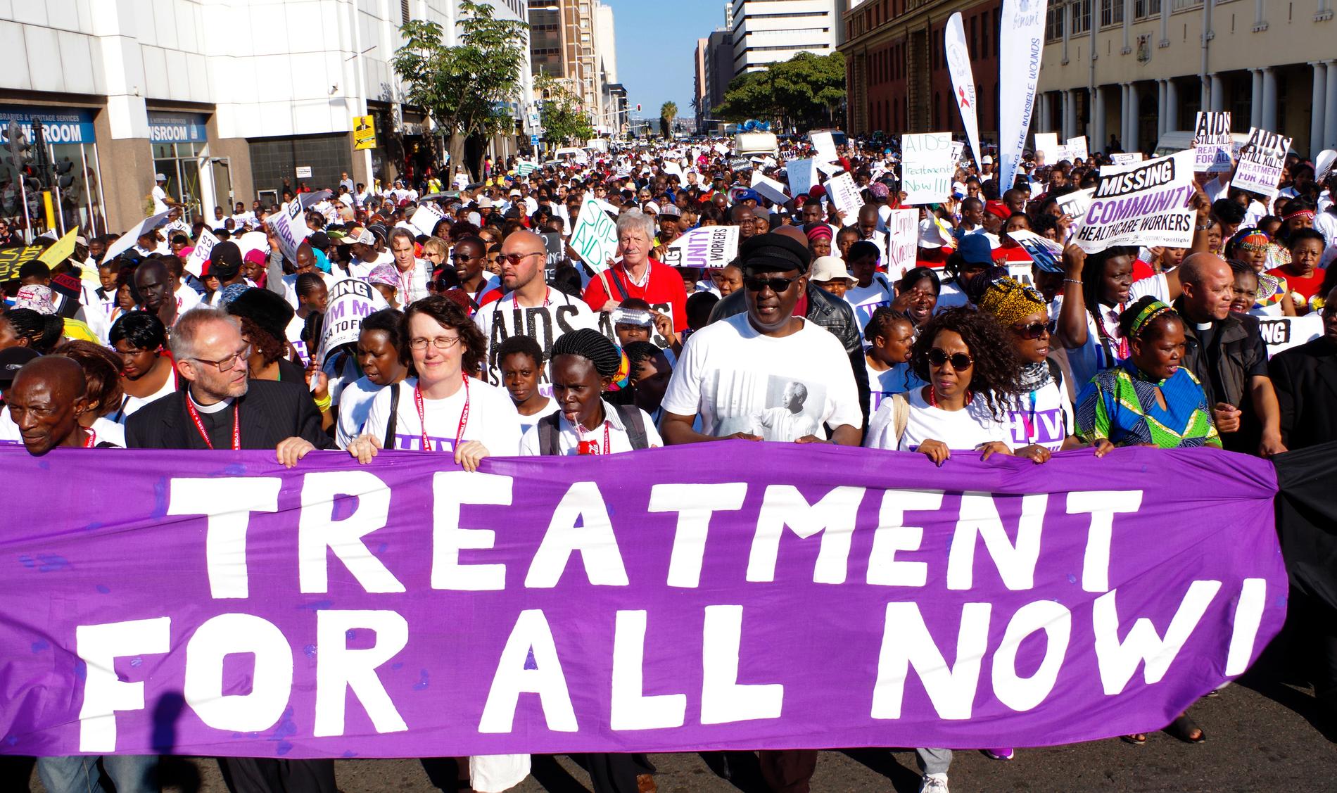 Människorättsaktivister framför krav på att hiv-smittade ska få behandling vid en demonstration i Durban i Sydafrika 2016. Arkivbild.