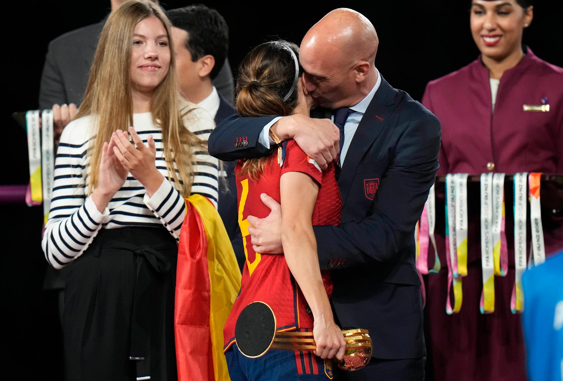 Luis Rubiales omfamnar den spanska VM-guldmedaljören Aitana Bonmati efter matchen. 