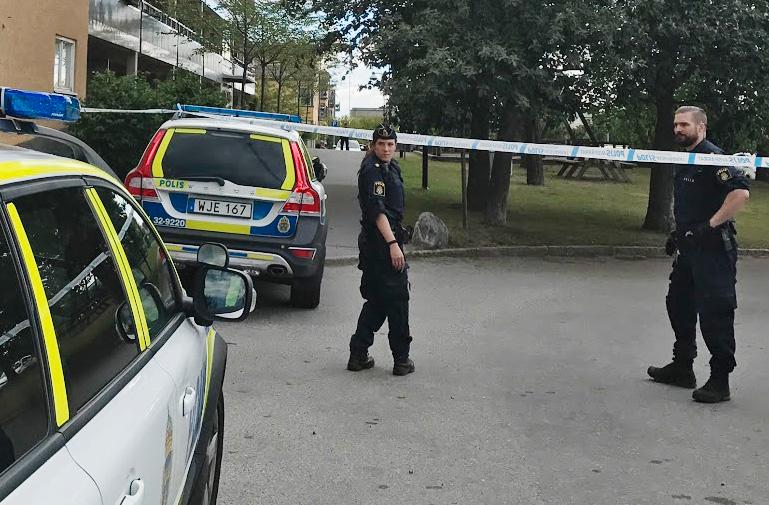 En knivbeväpnad man hotade en polispatrull i södra Stockholm.