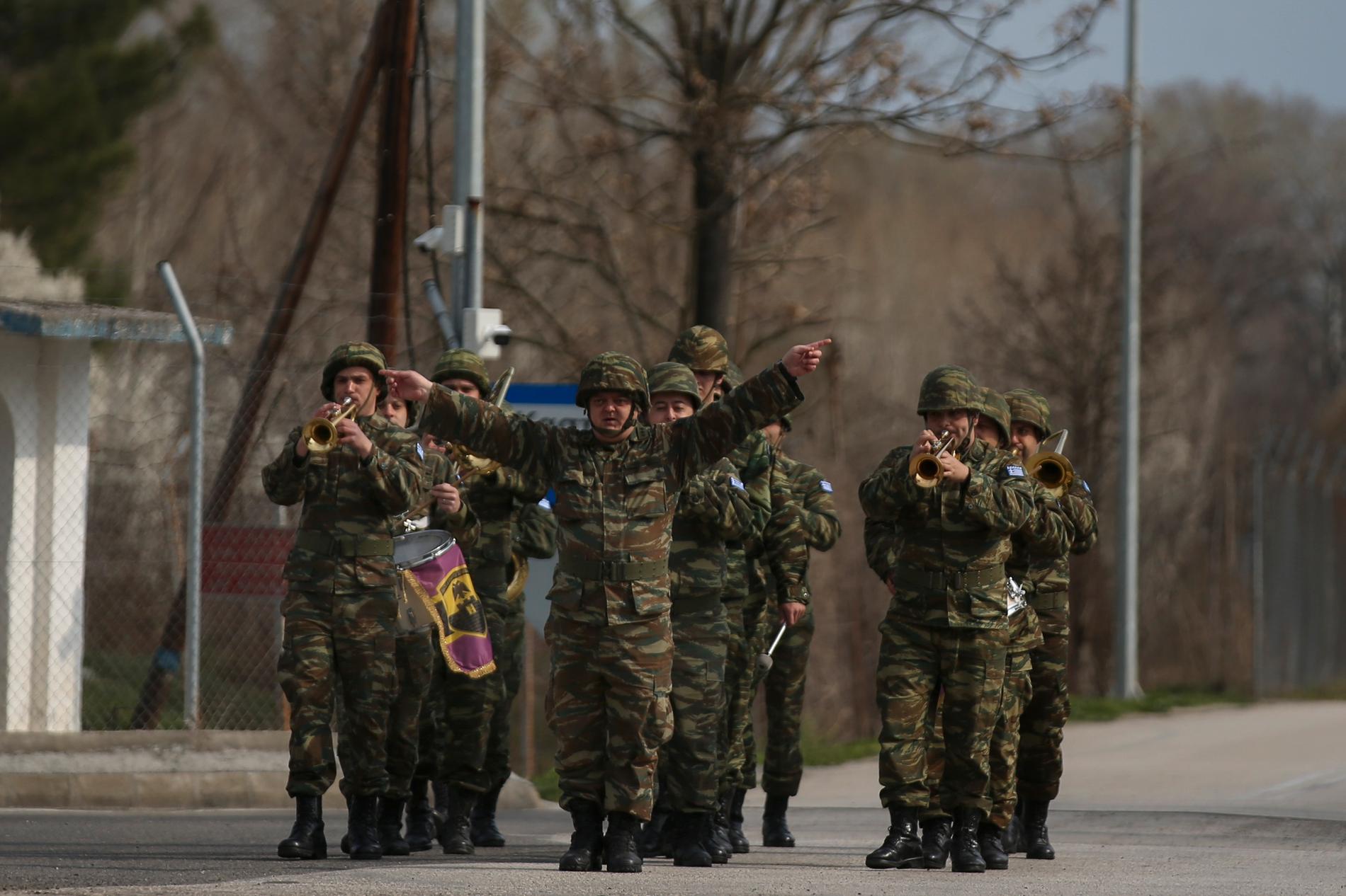 En grekisk militärorkester vid gränsövergången mot Turkiet i Kastaniés under tisdagen.