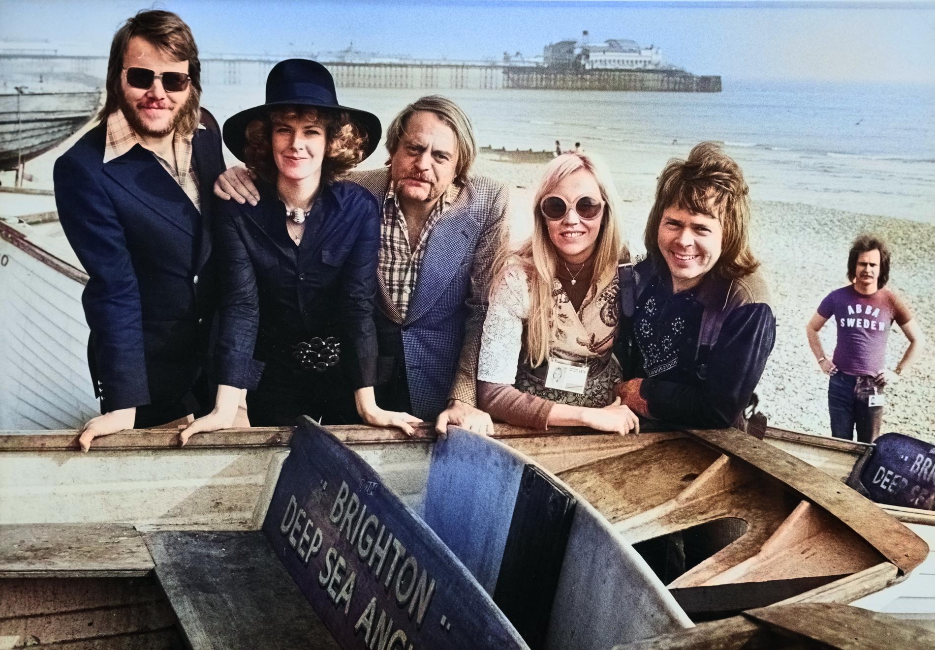 Stikkan Anderson med ABBA på Brighton beach.