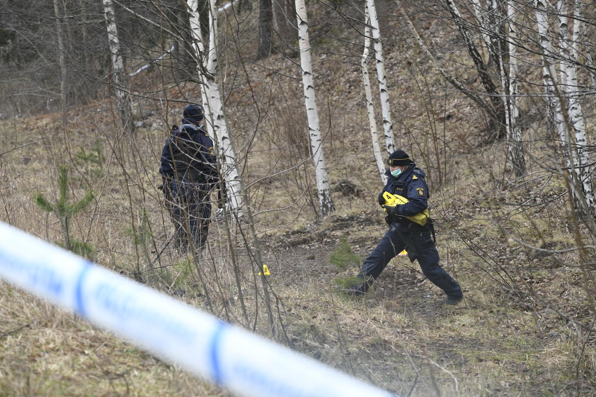 Polisens tekniker utreder ett misstänkt grovt brott i närheten av Södertörns högskola i Huddinge. Avspärrningarna hävdes under dagen.