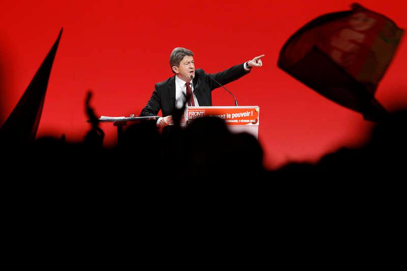 pekar åt rätt håll  Vänsterfrontens ledare Jean-Luc Mélenchon är på väg att föra den franska vänstern mot en historisk valframgång på söndag. På bara några månader har opinionssiffrorna tredubblats.