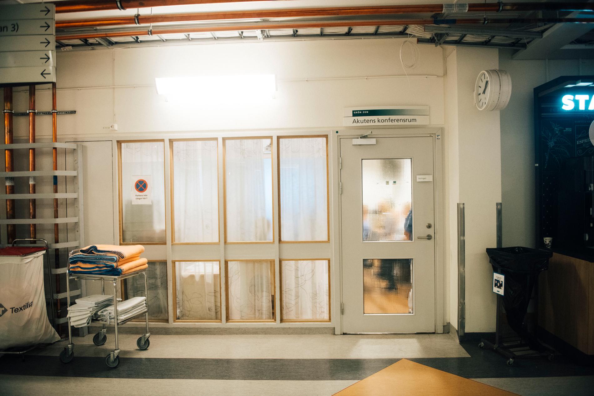 I anslutning till Exit Lounge arbetar sjukhusledningen på en lösning – men ännu har ingen presenterats.
